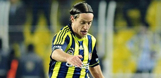 Fenerbahçe Reto Ziegler'i bırakmıyor