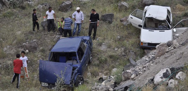 Kayseri'de 2 otomobil kanala uçtu