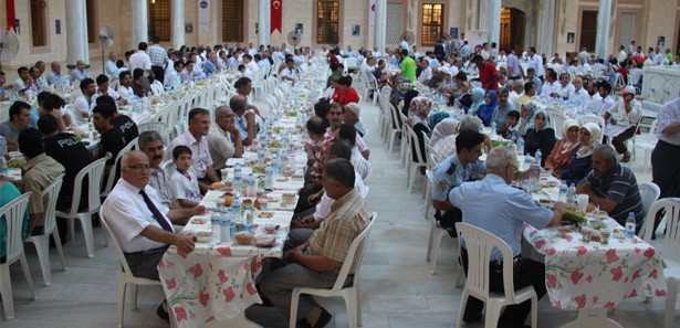 Lüks oteller yerine mütevazı yerlerde iftar veriliyor