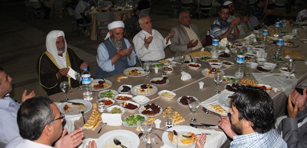 Mardin'de kanaat önderleri iftarda buluştu