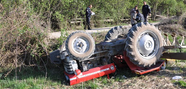 Denizli'de traktör devrildi: 1 ölü