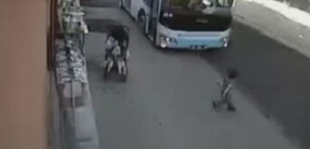 Otobüs 3 yaşındaki çocuğa böyle çarptı!