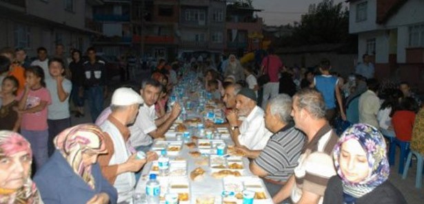 Ramazan’ın bereketi 'sokak iftarları' ile paylaşılıyor