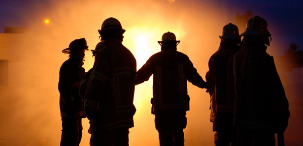 Siteler yangınında 20 işyeri kül oldu